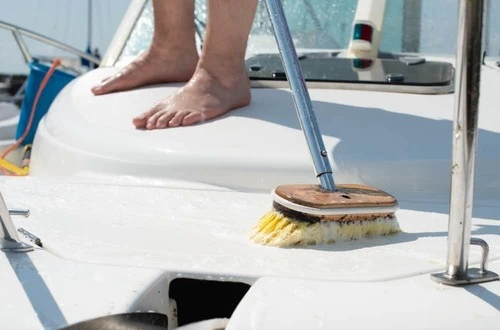 Polishman nettoie et lave les bateaux à Golfe Juan